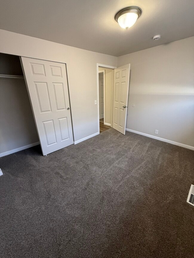 Building Photo - 833 N Riverside Dr