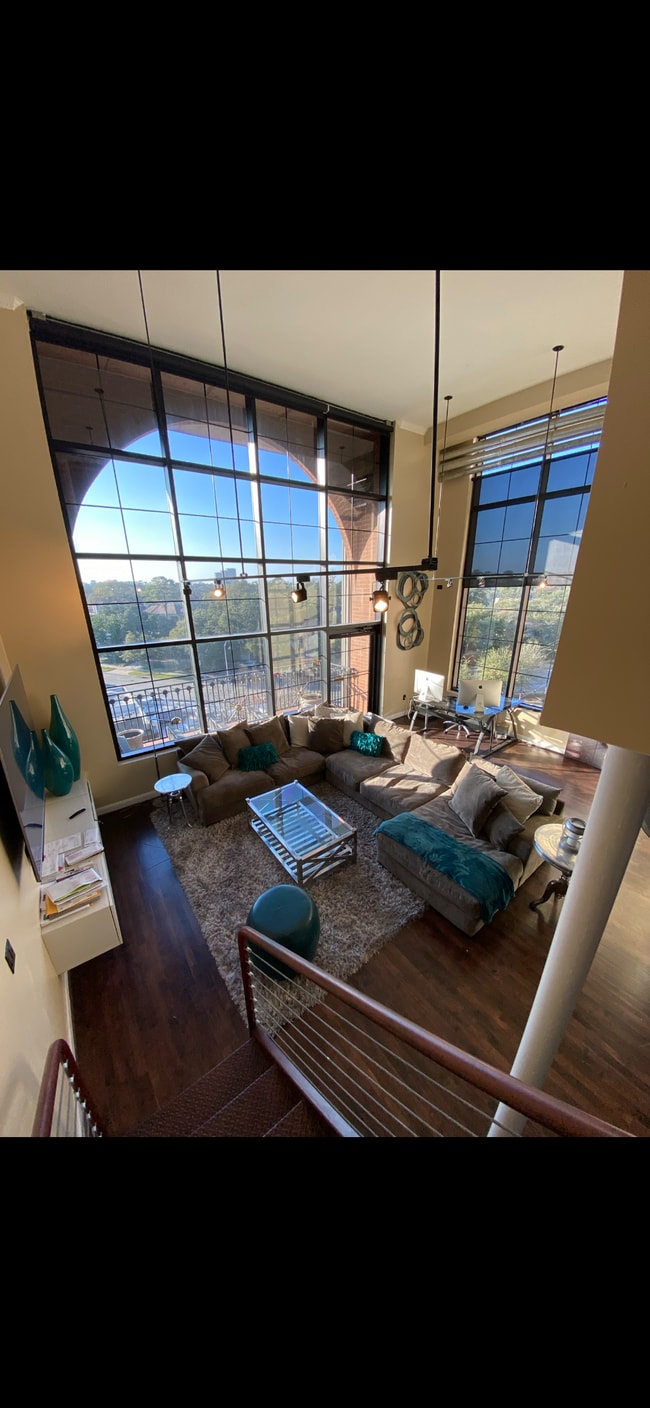 Building Photo - 1025 S Shepherd Dr