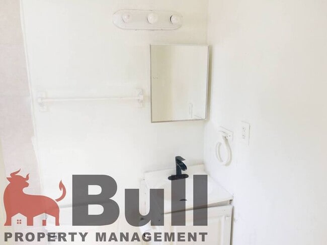 Building Photo - 905 W Anderson St