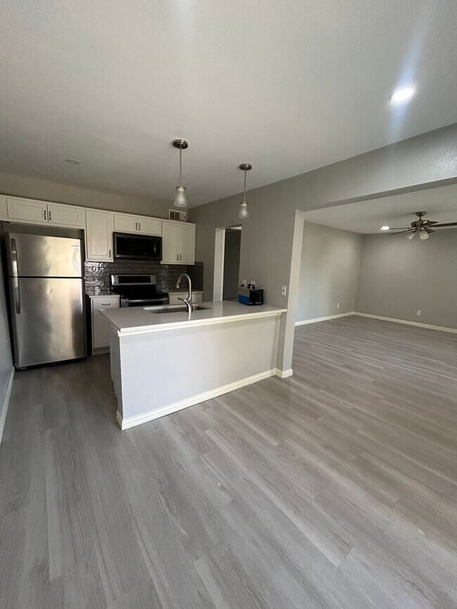 Building Photo - 5826 Sandhurst Ln