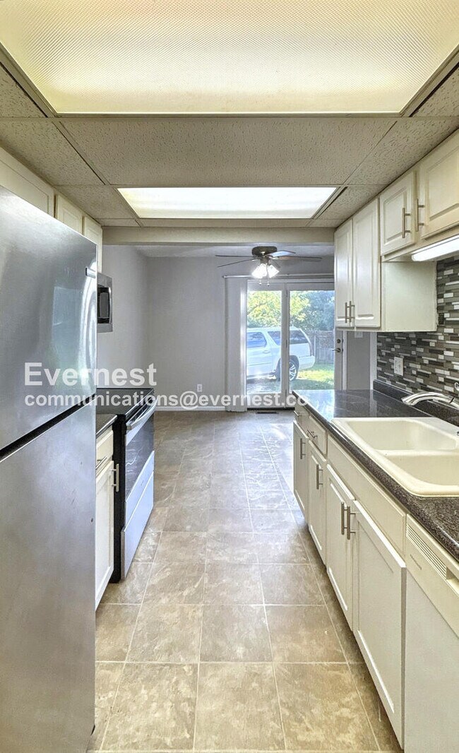 Foto del edificio - 2143 Wadsworth Dr