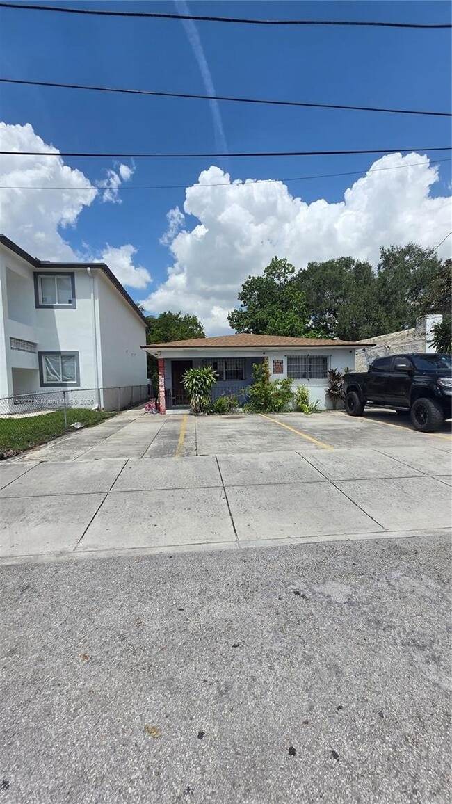 Foto del edificio - 2660 NW 23rd Ave