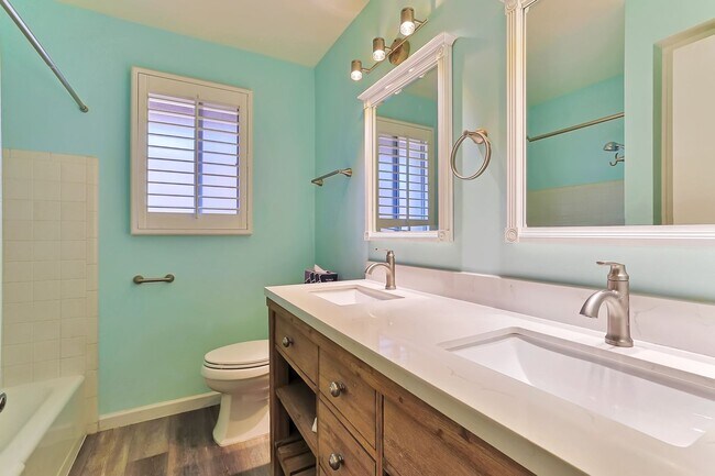 Foto del edificio - Spacious 6-Bedroom Pool Home Near ASU with 2-Car Garage