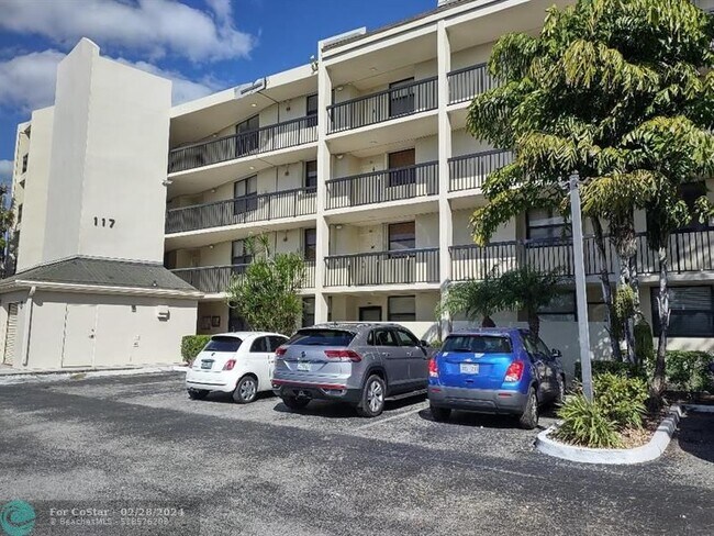 Building Photo - 117 Lake Emerald Dr