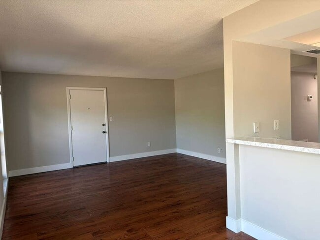Building Photo - P167 - LMB #108