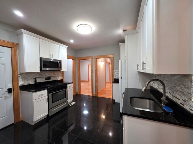 Building Photo - No Brokers Fee, Central Heat/AC, In-Unit Washer and Dryer, Central Location, Parking Included
