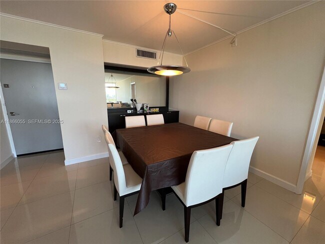 Foto del edificio - 3731 N Country Club Dr