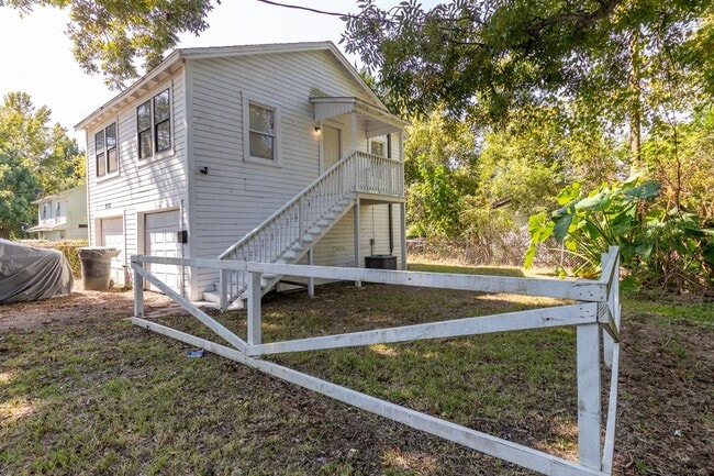 Building Photo - Cozy and Affordable 2 Bedroom Garage Apt in 77705!