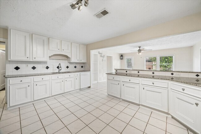 Foto del edificio - 6621 Westview Dr