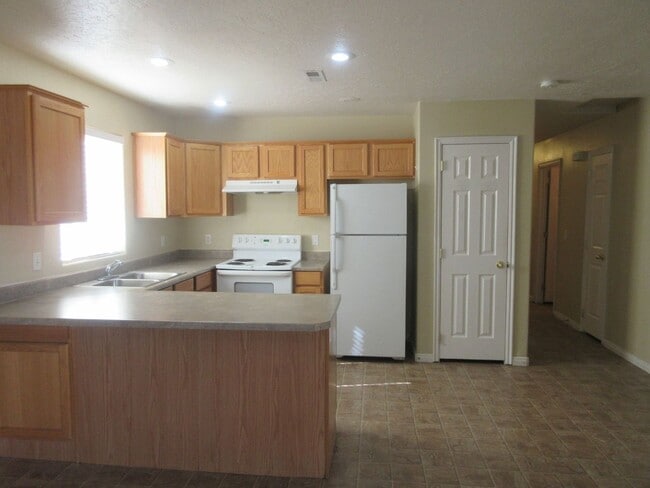 Foto del edificio - 3 Bedroom, 2 Bathroom Twin Home