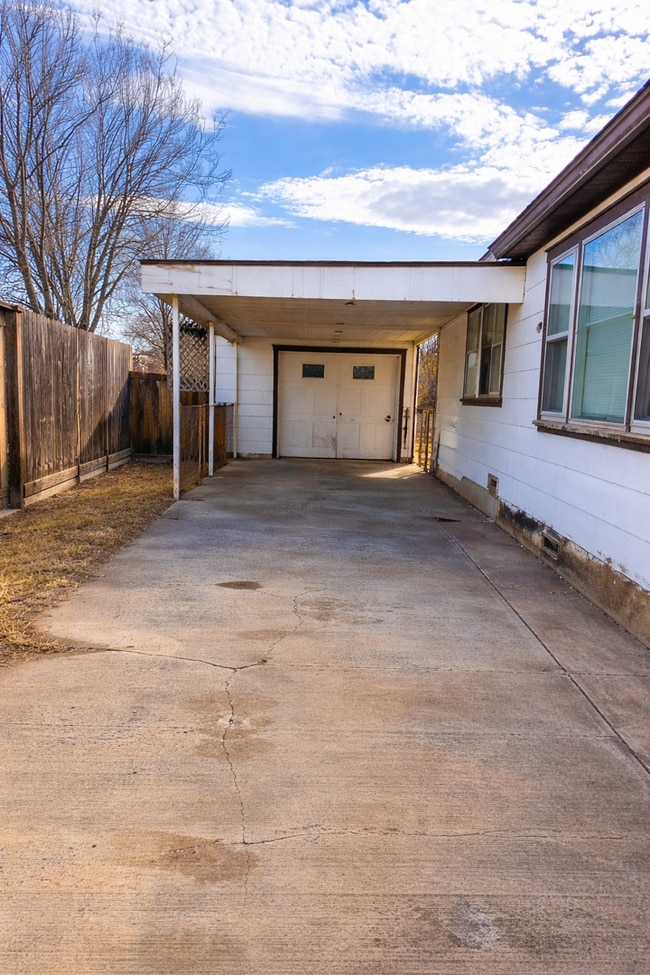 Building Photo - Bungalow style home North Roswell