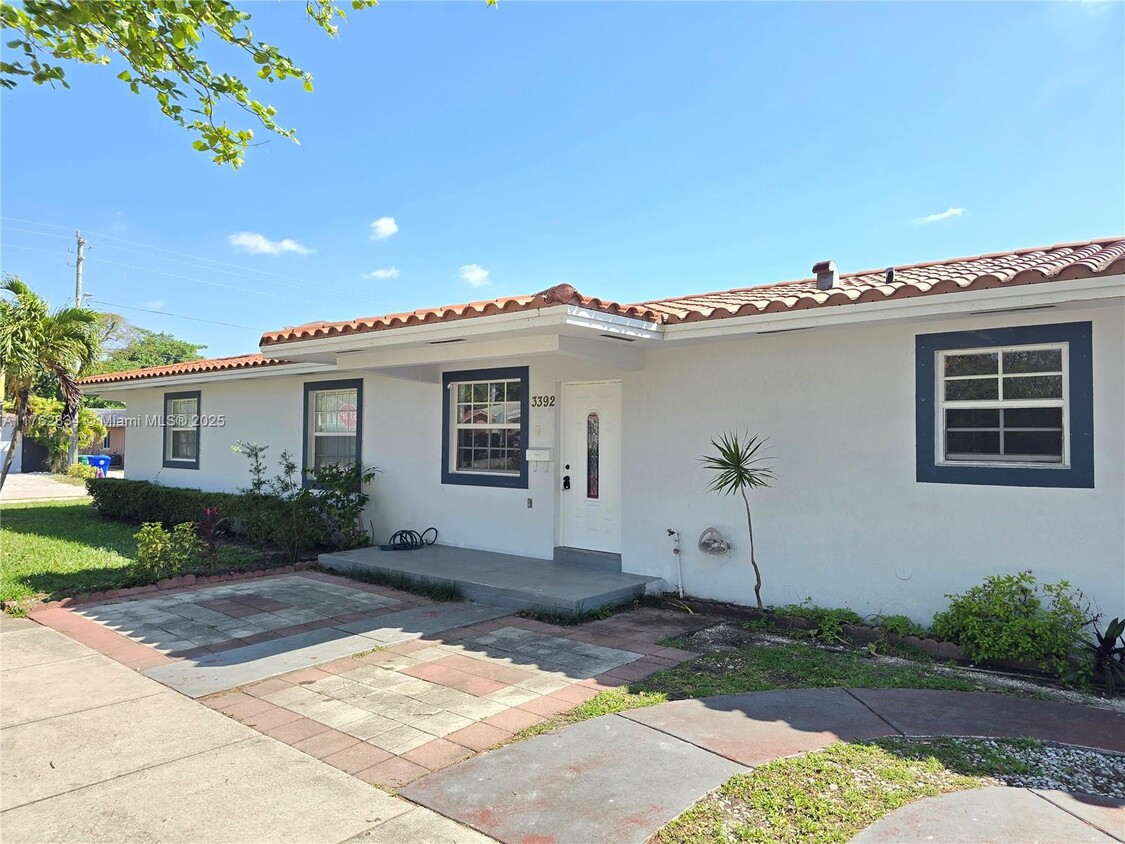 Foto principal - 3392 SW 24th St