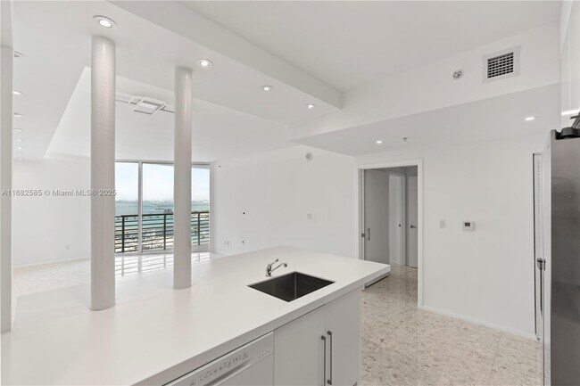 Foto del edificio - 325 S Biscayne Blvd