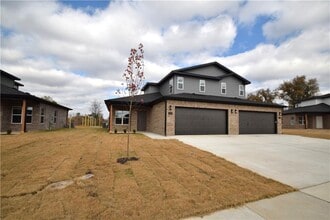 Building Photo - 540 Cosmos St