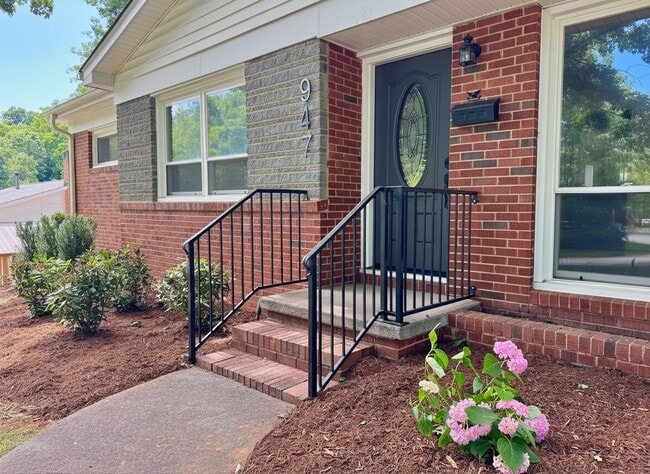 Building Photo - 947 Dudley Dr
