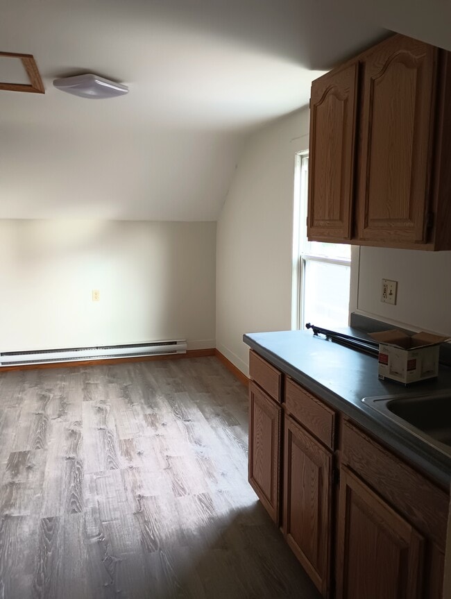 Kitchen/dining area - 615 Lake St
