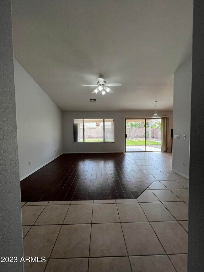 Foto del edificio - 1171 W Goldfinch Way