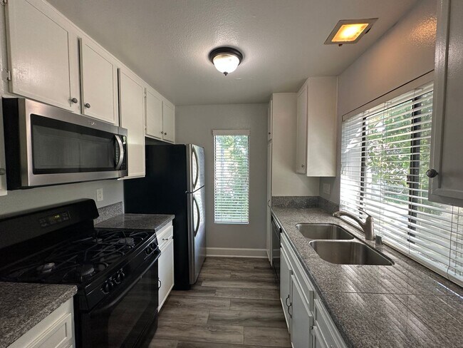 Building Photo - Embrace Luxury and Style in this Stunning ...