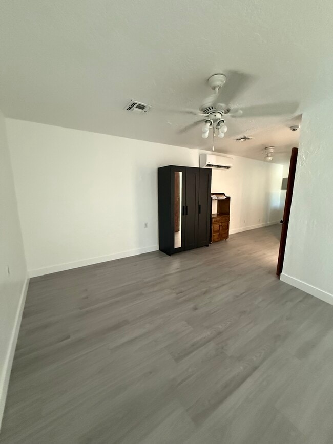 Building Photo - 2443 E Earll Dr
