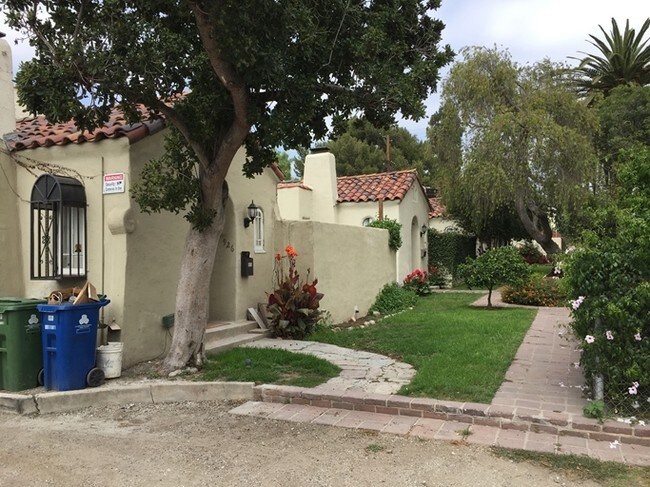 Building Photo - 926 N Serrano Ave