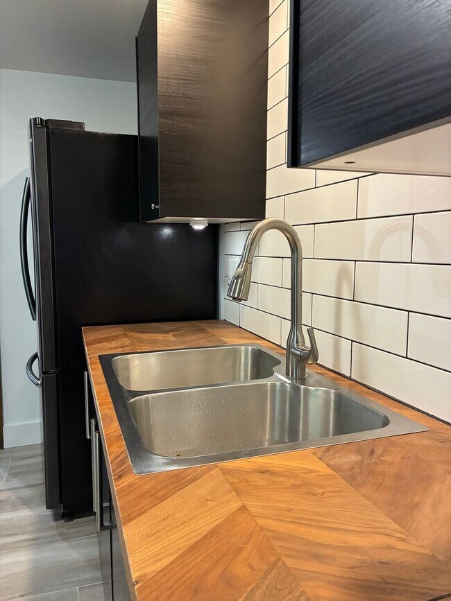 Building Photo - Fantastic updated 2 bedroom condo