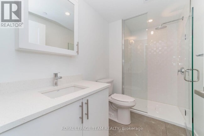 Building Photo - 340 Queen St