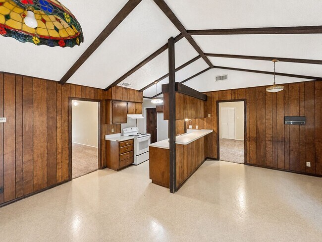 Foto del edificio - Spacious single-story rental offering 3 bedrooms, 2 full baths and approximately 1,405 square fee...