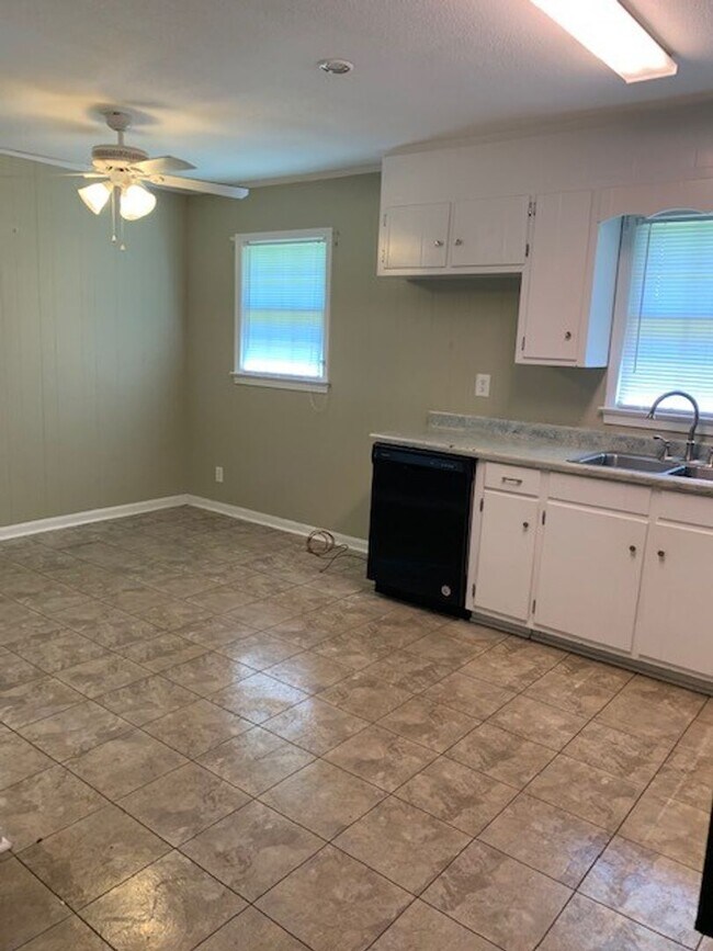 Foto del edificio - Cute 3 Bed 2 Bath Available for Fall 2025!
