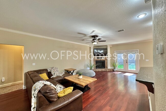 Foto del edificio - AVAILABLE IN AUG! 5BR/3BA IN S. CRESTVIEW