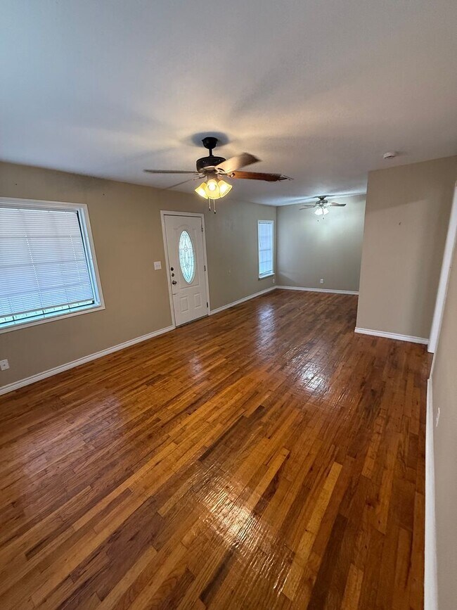 Building Photo - NEW ON MARKET