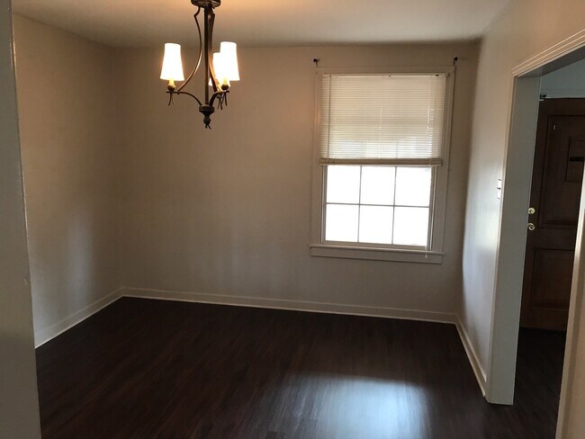 Foto del edificio - 3 Bedroom/1 bath home on corner lot with a large fenced back yard