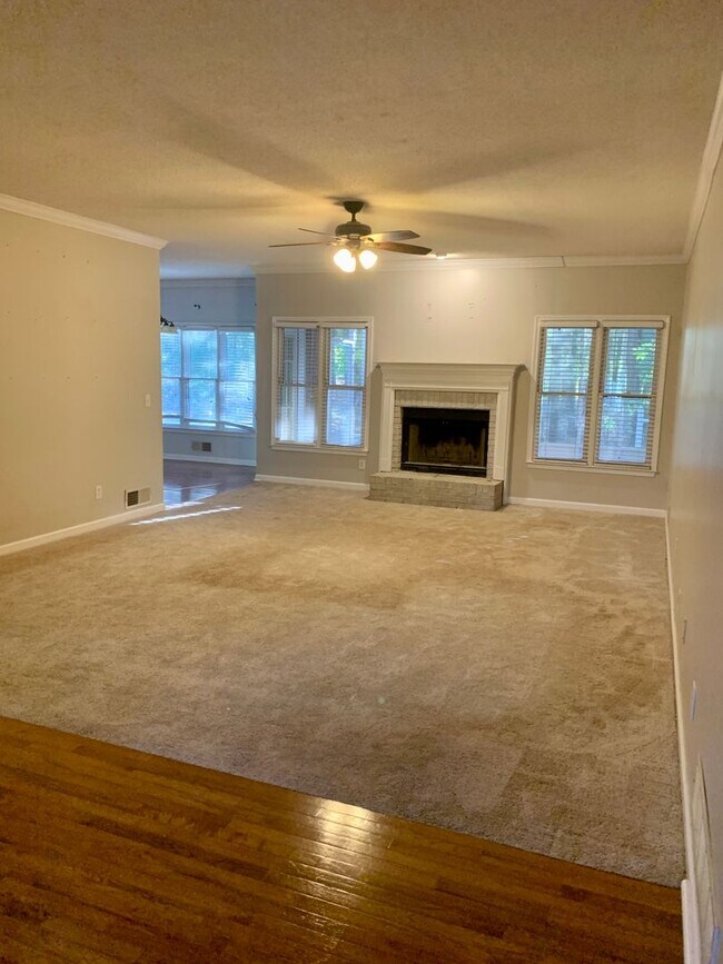 Foto del edificio - 50 Birchwood Ln: 6BD, 5BA Brick Ranch with...