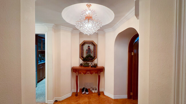 Entry foyer - 8455 Fountain Ave