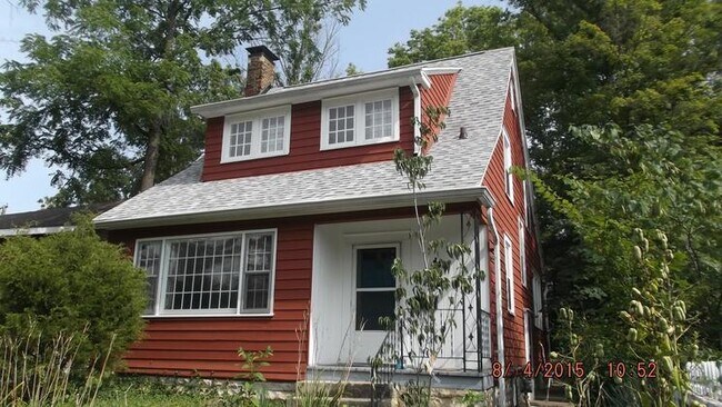 Building Photo - 5 Bed 2 Bath House just south of campus ***AVAILABLE AUG 2027***