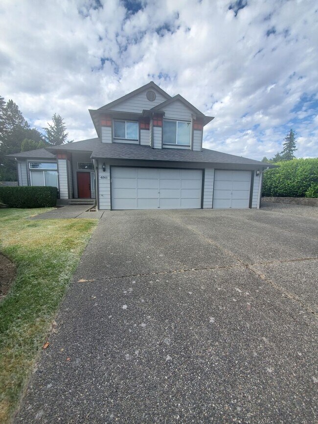 Building Photo - Bright 4BD/2.5BTH Lynnwood Home with Vault...