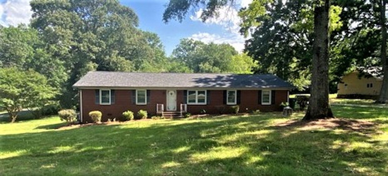 Foto principal - 3 bed, 2 bath brick ranch on large lot - m...