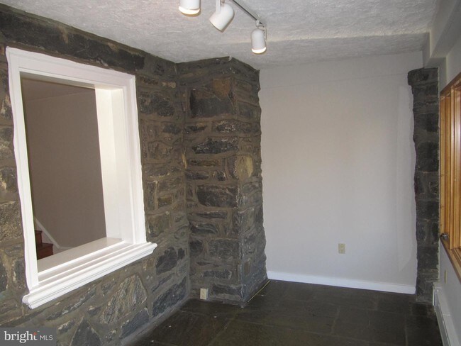 Building Photo - 136 Winchester Rd