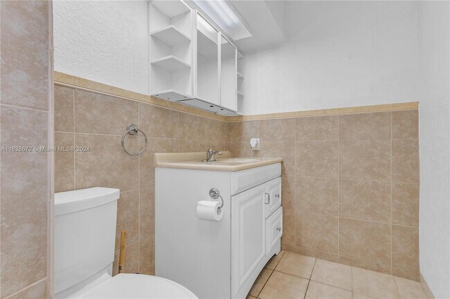 Building Photo - 2175 NE 56th St