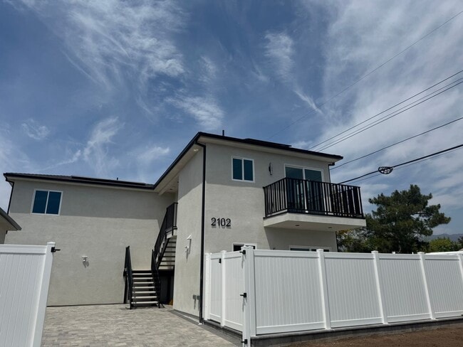 Building Photo - Spacious 1000 Sq. Ft. First-Floor Back ADU...