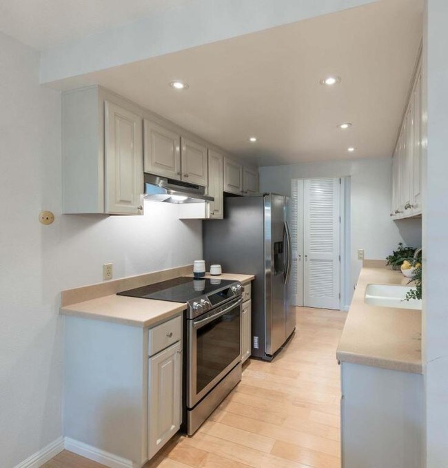 Building Photo - 1070 Mercedes Avenue APT 26