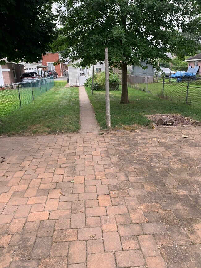 Foto del edificio - 223 N Hellertown Ave