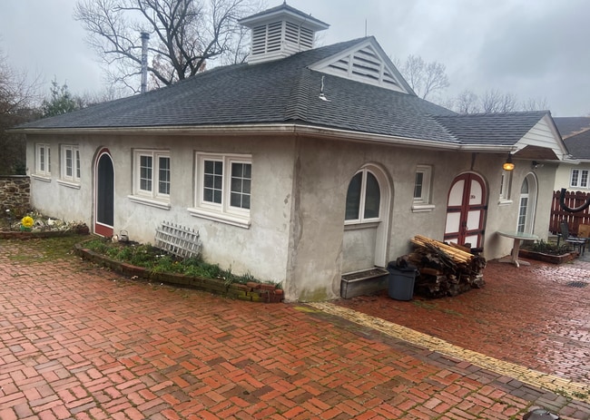 Building Photo - 281 Brookmead Rd