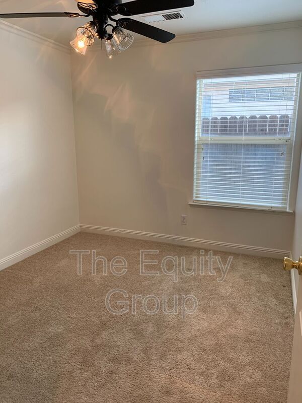 Building Photo - 1603 E Parkview Ave