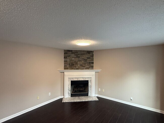 Foto del edificio - 5040 Falling Creek Ln