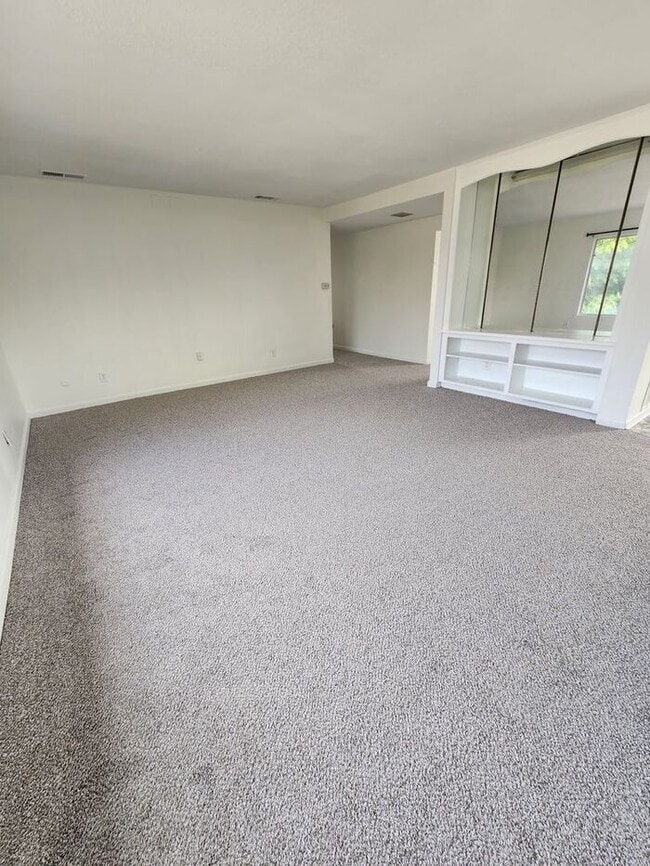 Building Photo - SPACIOUS 3BR / 2BA unit with Covered Parki...