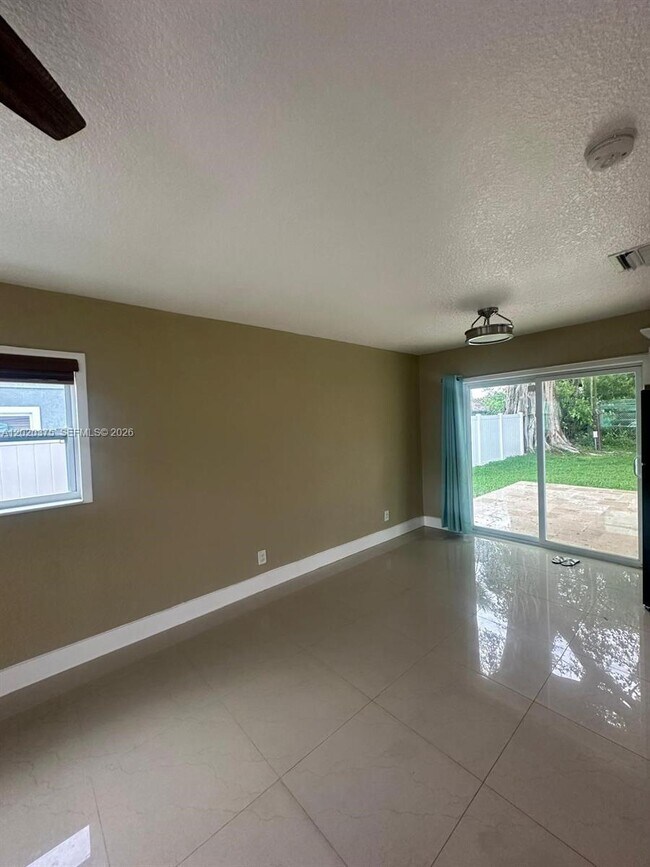 Foto del edificio - 4979 SW 4th St