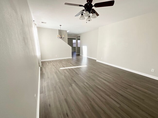 Foto del edificio - Southwest Beautiful and spacious 2 story house near Blue Diamond and I-15. Home has hard flooring...