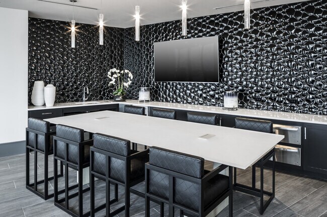 Foto del edificio - The world is yours in this Dallas Studio!