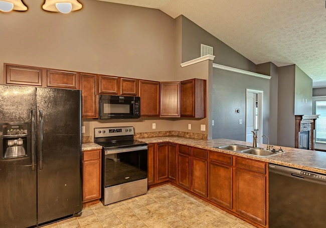 Building Photo - 2403 Cushing Dr