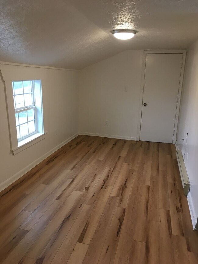 Building Photo - 1 Bed / 1 Bath Apartment Available Now